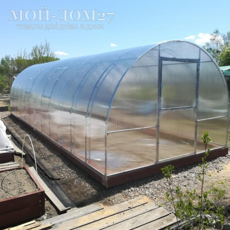 Теплица СверхПрочная Усиленная 8 метров с поликарбонатом | Мой-Дом27 | Каркас изготовлен из оцинкованной замкнутой трубы 20*20 мм.<br>
 Ширина - 3 метра. Высота - 2,1 метра. Длина 8 метров.<br>
 Выдерживаемая снеговая нагрузка - 300 кг/м2. Выдерживаемая ветровая нагрузка - до 22 м/с.<br>
 <b>Расстояние между дугами 0,65 метра.&nbsp;ДВОЙНАЯ ДУГА под дугой приварена еще одна дуга - толщина металла каждой дуги 1,2&nbsp;мм.</b>&nbsp;Ширина двери 0,96 метра.<br>